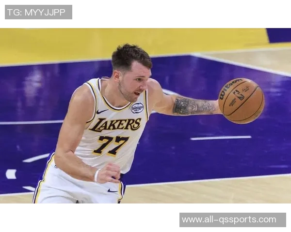 东契奇与里夫斯现场观战布朗尼G联盟比赛展现篮球热情与友谊 东契奇与里夫斯现场观战布朗尼G联盟比赛展现篮球热情与友谊