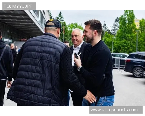 东契奇与里夫斯现场观战布朗尼G联盟比赛展现篮球热情与友谊